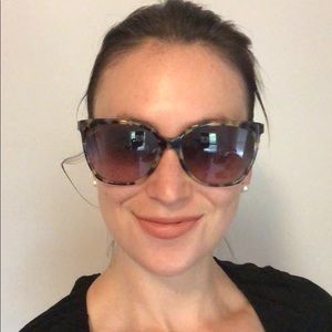 Gucci tortoise shell sun glasses